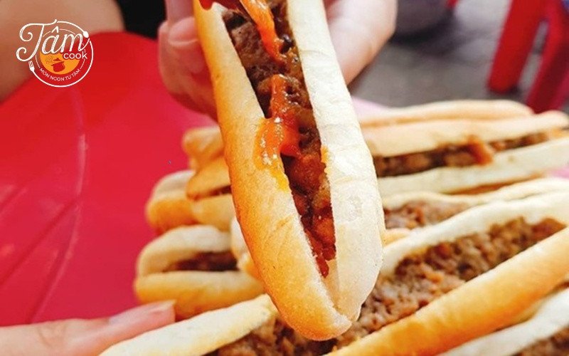 Bánh mì que nóng giòn với nhân pate và tương ớt