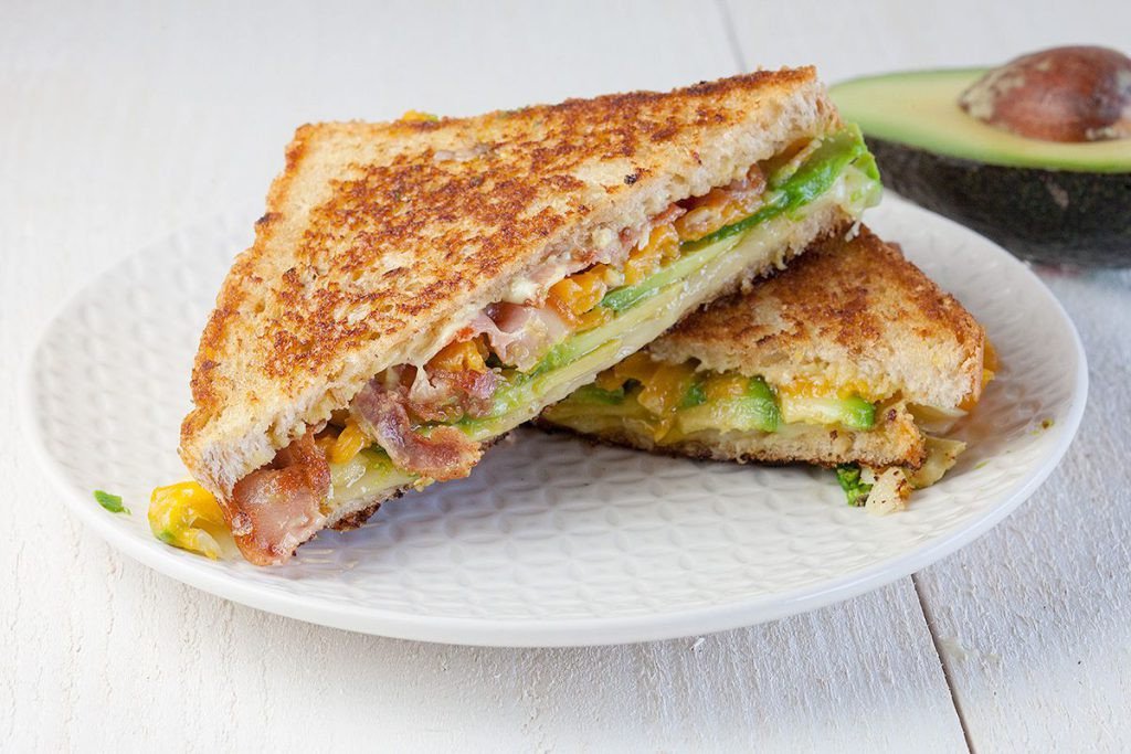 Bánh mì sandwich kẹp bơ, trứng và rau tươi