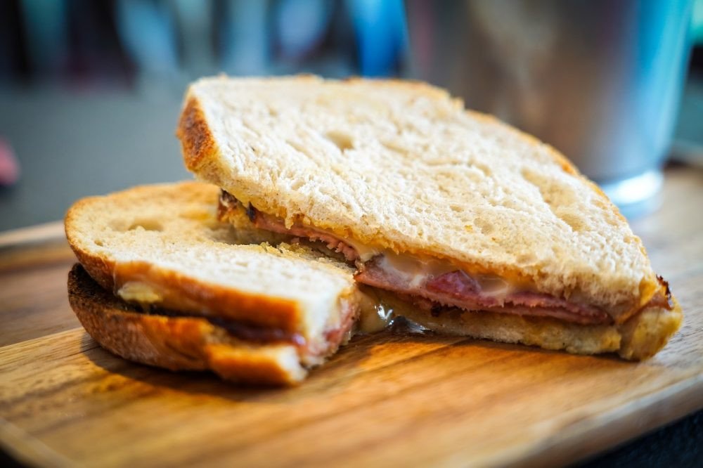 Bánh mì sandwich kẹp thịt và rau xanh