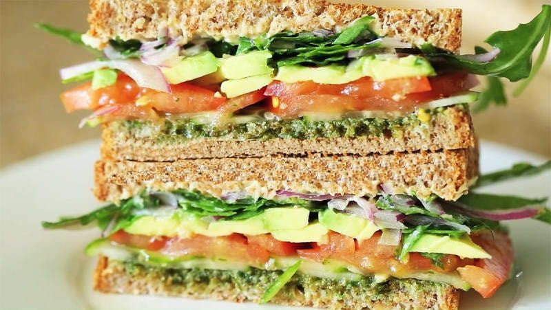 Bánh mì sandwich trứng mayonnaise kết hợp với nhiều rau xanh giúp tăng chất xơ và giảm tổng lượng calo.
