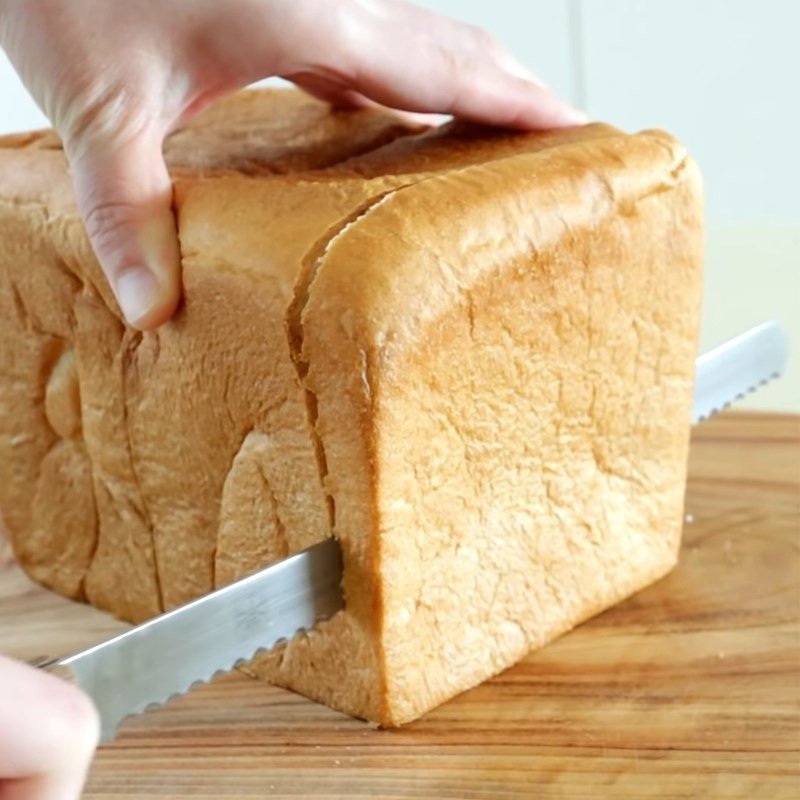 Bánh mì sandwich vàng ươm sau khi nướng hoàn hảo