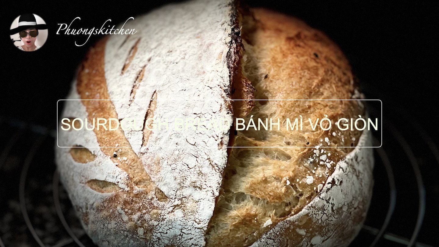 Bánh mì sourdough sau khi nướng với vỏ giòn và tai bánh bung đẹp mắt