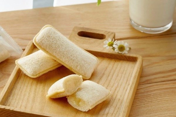 Bánh Mì Sữa Chua Bao Nhiêu Calo? Phân Tích Dinh Dưỡng Bánh mì sữa chua mềm mịn được cắt lát, cho thấy kết cấu bên trong, minh họa cho thông tin bánh mì sữa chua bao nhiêu calo.