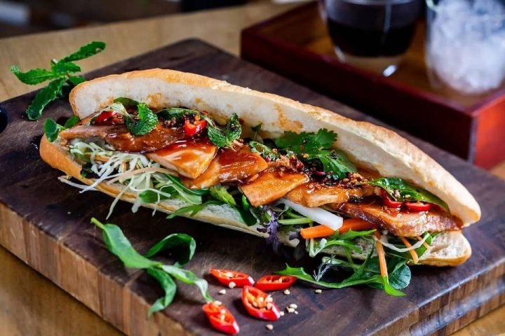 Bánh Mì Thịt Nguội Bao Nhiêu Calo? Phân Tích Dinh Dưỡng Chi Tiết Bánh mì thịt nguội truyền thống