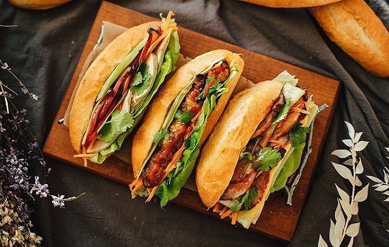Bánh mì thịt với đầy đủ nhân, ước tính lượng calo bánh mì có nhân.