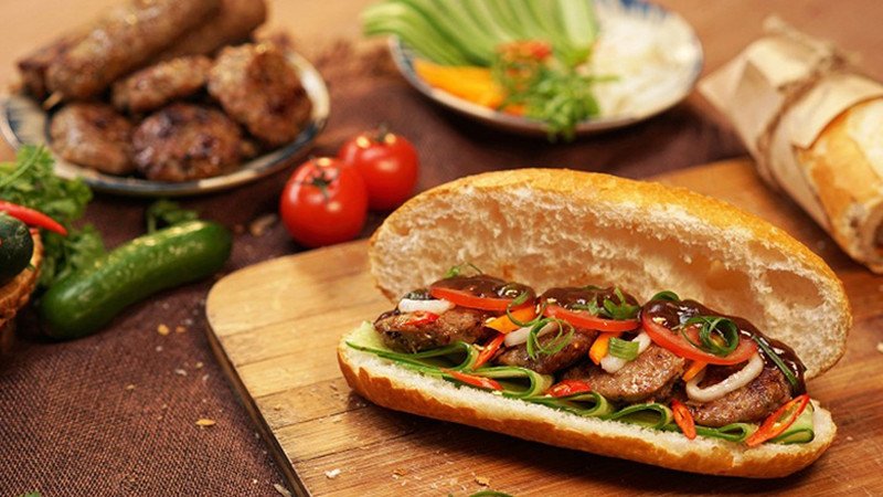 Bánh mì thịt với đầy đủ topping như chả, pate và rau