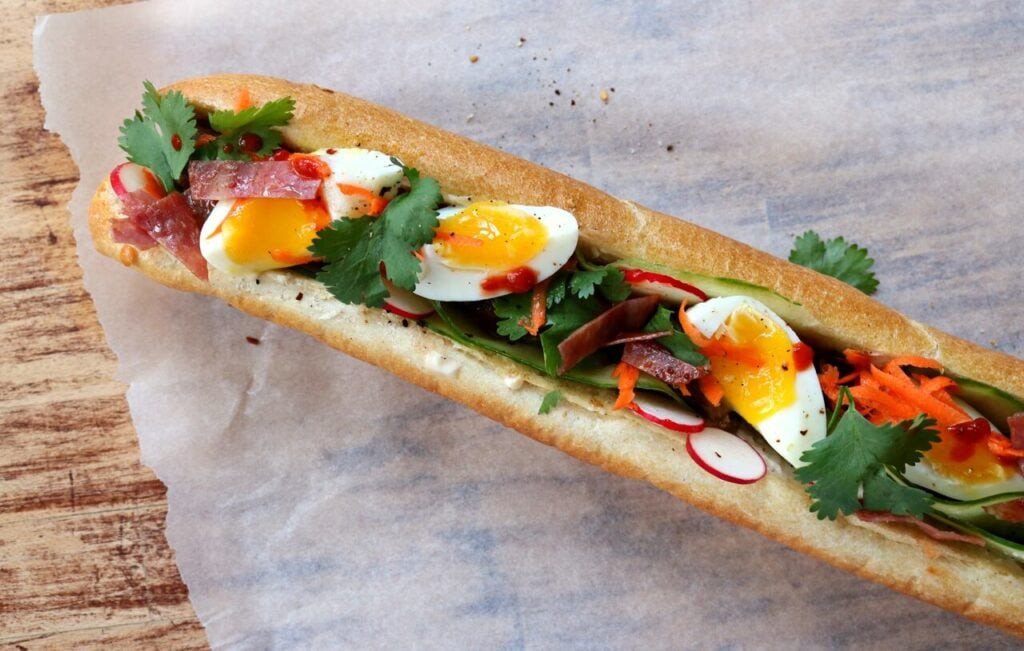 Bánh mì trứng chả cung cấp năng lượng cần thiết