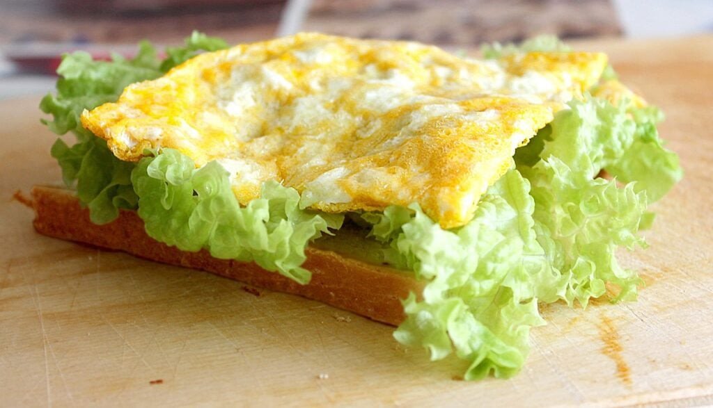 Bánh mì trứng chả cũng cung cấp dưỡng chất cho da
