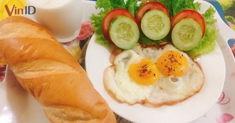 Bánh mì trứng ốp la chuẩn bị hoàn thành trong ít phút