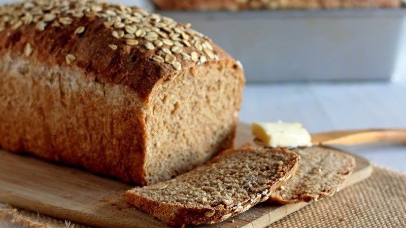 Bánh mì yến mạch thơm ngon, giúp kiểm soát cholesterol và cảm giác thèm ăn.