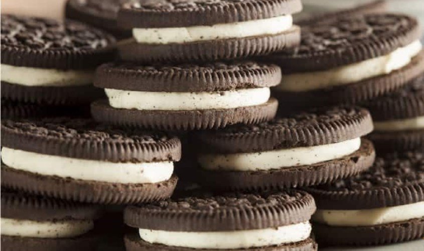 Bánh Oreo đặt cạnh ly sữa, tượng trưng cho việc bổ sung năng lượng nhanh chóng.