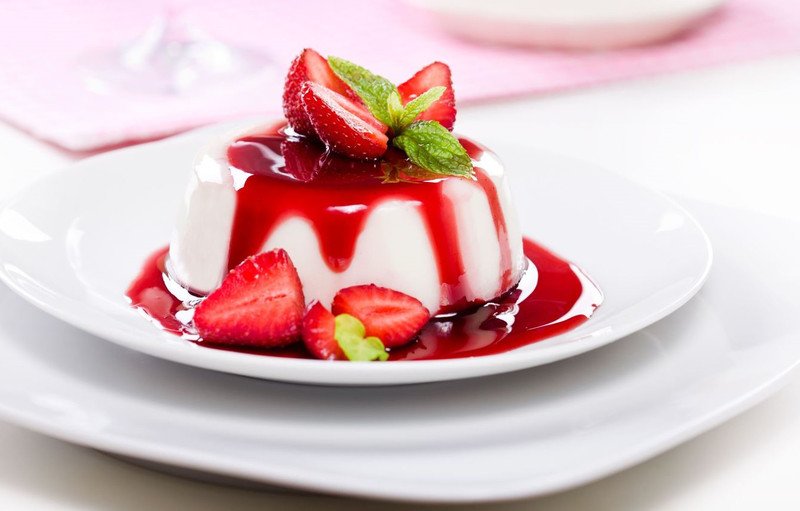 Bánh panna cotta ít calo với trái cây tươi