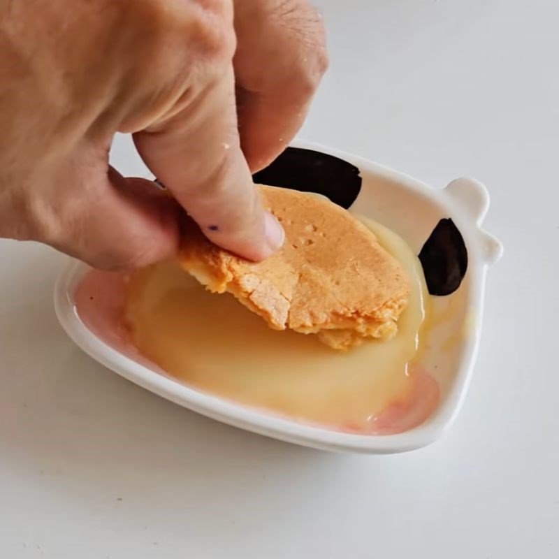 Bánh phô mai dẻo nóng hổi sẵn sàng để thưởng thức với sữa đặc