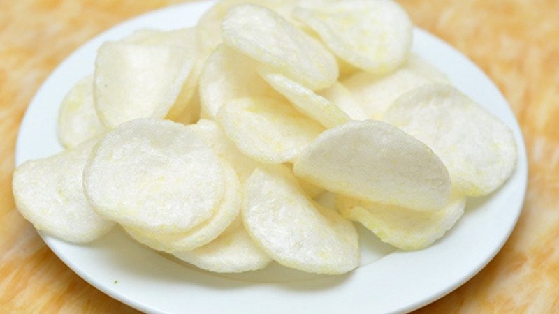 Bánh phồng tôm chiên vàng giòn rụm, sẵn sàng để thưởng thức