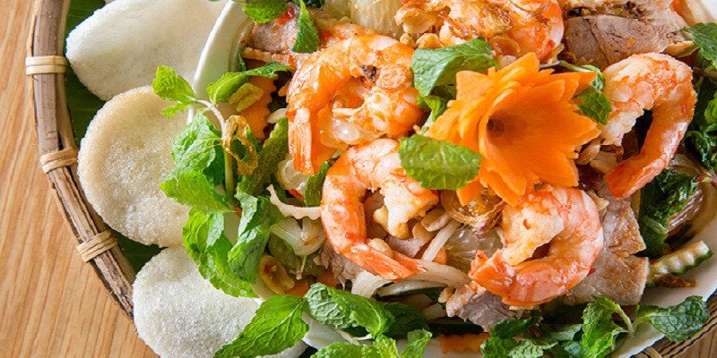 Bánh phồng tôm kết hợp hài hòa với món gỏi ngó sen tôm thịt, tăng cường chất xơ