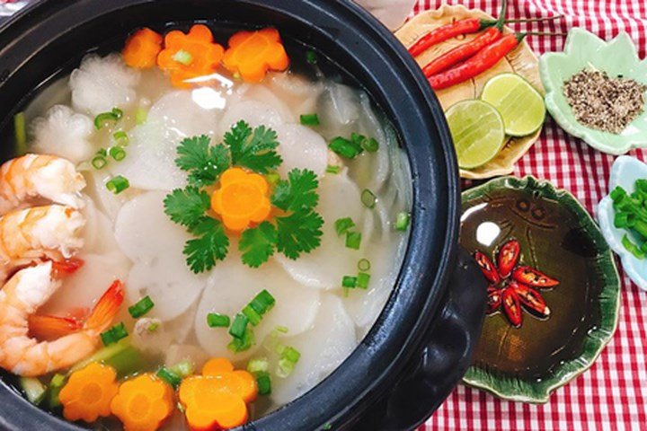 Bánh phồng tôm ngâm nước trước khi nấu