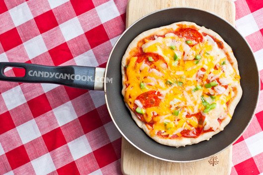 Bánh pizza mini hấp dẫn được chế biến dễ dàng với chảo