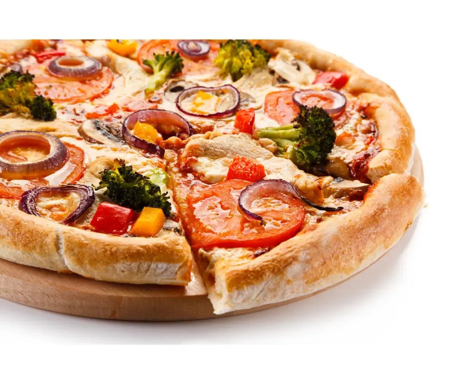 Bánh pizza thập cẩm vàng ươm, phô mai tan chảy và các loại topping hấp dẫn sau khi nướng, sẵn sàng thưởng thức.