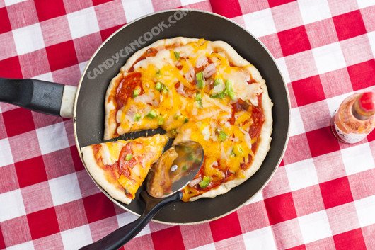 Bánh pizza thơm ngon được chế biến ngay trên chảo nóng hổi