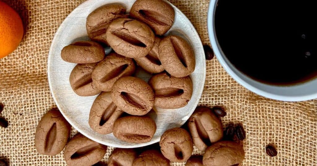 Bánh quy hạt cà phê với đường rắc nhẹ, hương vị đặc trưng