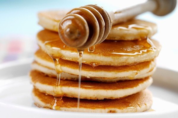 Bánh rán doremon dùng với mật ong