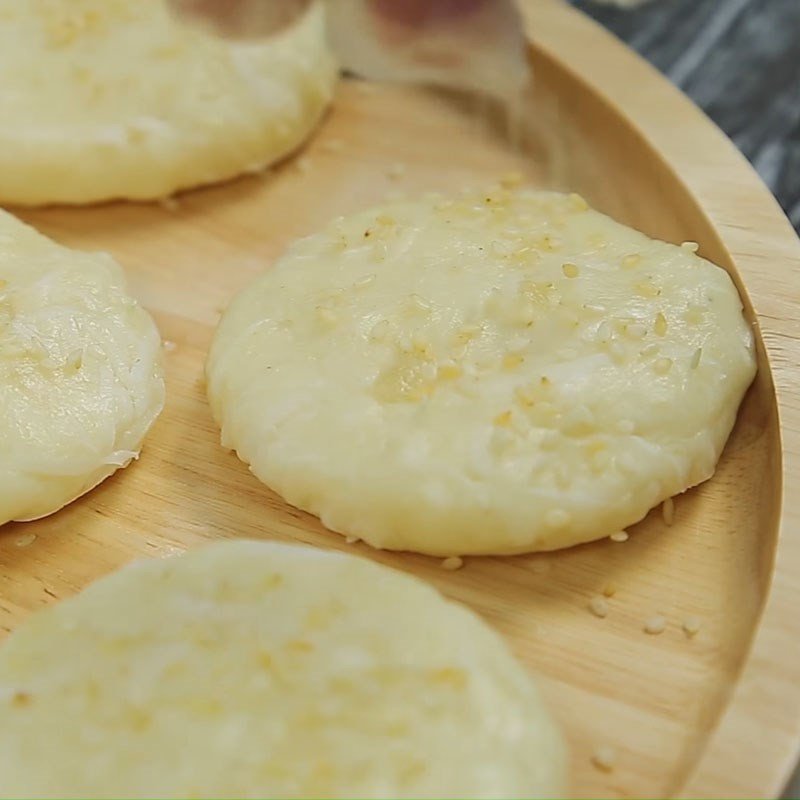 Bánh sắn đã tạo hình và rắc mè trắng