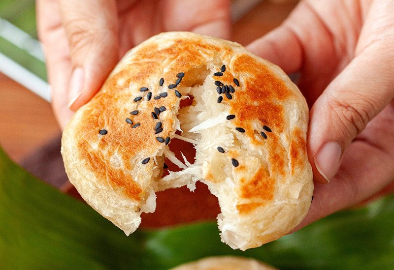 Bánh sắn nướng cắt miếng, bên trong có nhân đậu xanh béo ngậy