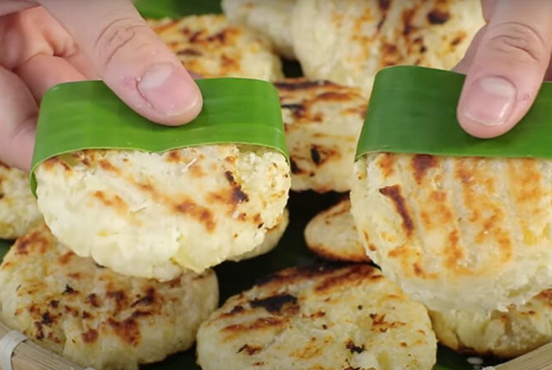 Bánh sắn nướng vàng ruộm, tỏa hương thơm ngào ngạt, trên bàn gỗ