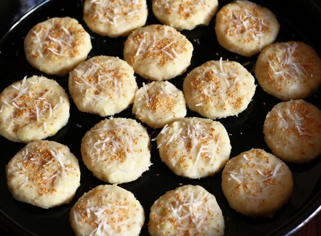 Giải Mã Năng Lượng: Bánh Sắn Phú Thọ Bao Nhiêu Calo? Bánh sắn nướng vàng ươm, thơm lừng, thu hút ánh nhìn