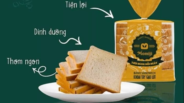 Bánh sandwich khoai tây gạo lứt Momoji nguyên gói, thể hiện rõ sản phẩm giàu chất xơ và ít calo.