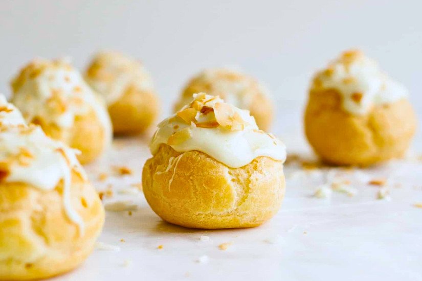 Bánh su kem vỏ giòn rụm với lớp vỏ crumbles hấp dẫn và nhân kem đầy đặn, chuẩn bị phục vụ