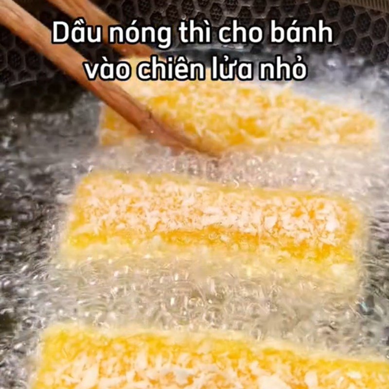 bánh sữa chiên đang chín vàng