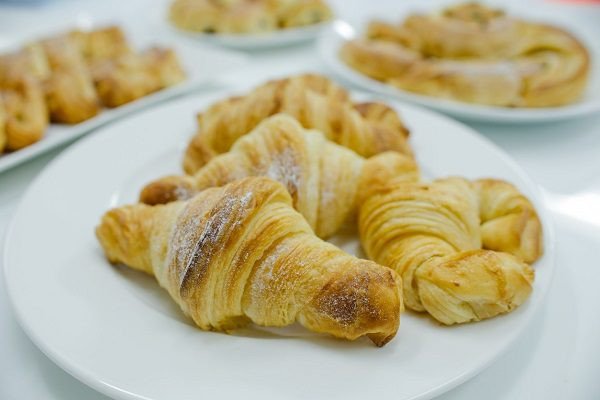 Bánh sừng trâu phô mai thơm ngon hấp dẫn trên đĩa