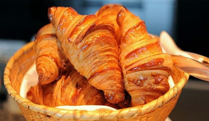 Bánh sừng trâu vàng óng với nhiều lớp bột bơ giòn rụm