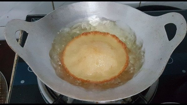 Bánh tai yến vàng giòn được vớt ra khỏi chảo