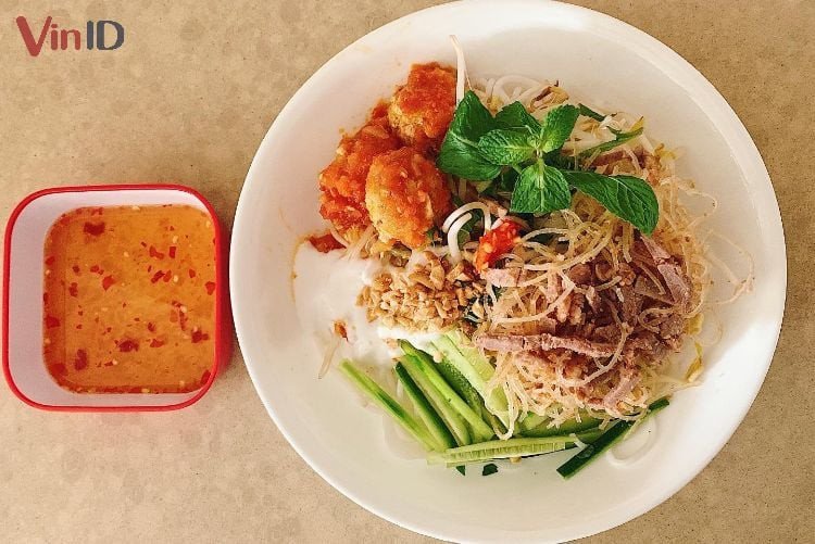 Bánh tằm bì xíu mại nước cốt dừa hấp dẫn