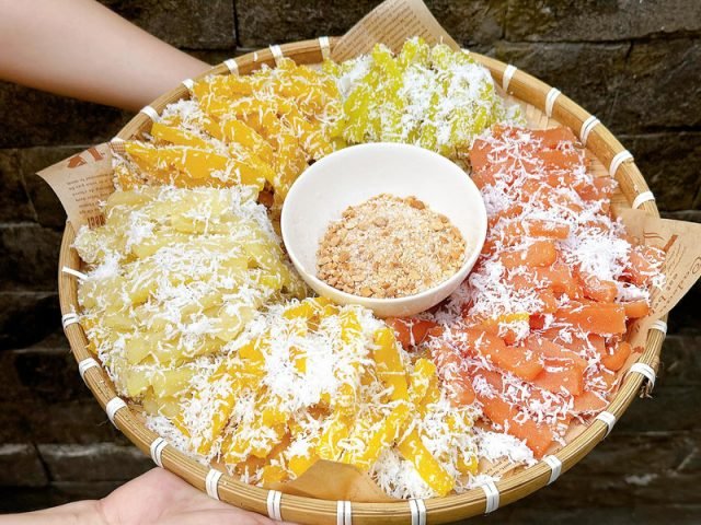 Giải Đáp Bánh Tằm Bao Nhiêu Calo? Ăn Thế Nào Để Không Lo Tăng Cân Bánh tằm khoai mì truyền thống phủ dừa nạo và mè rang