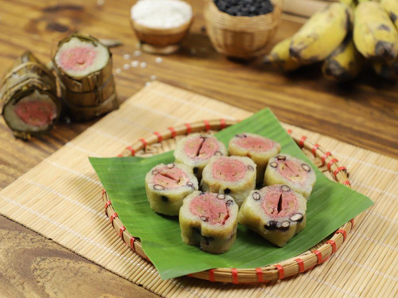 Bánh tét truyền thống ăn kèm dưa muối và củ kiệu, giúp cân bằng hương vị và dinh dưỡng trong bữa ăn ngày Tết.