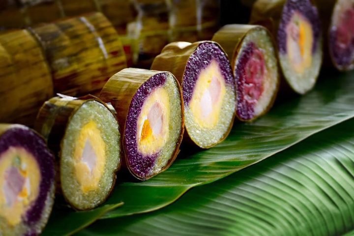 Bánh tét truyền thống được gói cẩn thận với nhân đậu xanh thịt mỡ, món ăn đặc trưng ngày Tết.