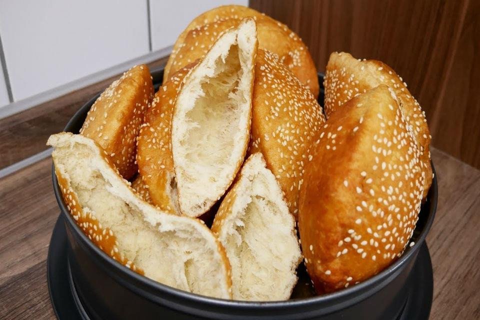 Bánh tiêu chiên căng phồng, làm từ bột mì và vừng, món ăn vặt được yêu thích