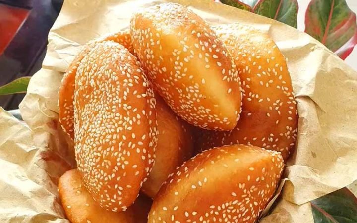 Bánh tiêu chiên nóng hổi thơm ngon với lớp vừng mè vàng ươm