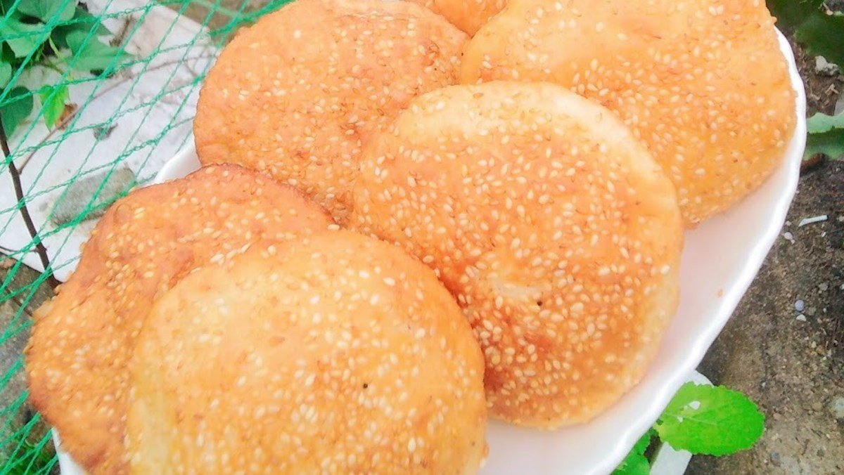 Bánh tiêu sữa vàng ươm, giòn rụm sau khi hoàn thành theo cách làm bánh tiêu sữa tại nhà