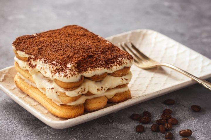 Bánh Tiramisu Ý truyền thống với lớp bột cacao và phô mai Mascarpone béo ngậy