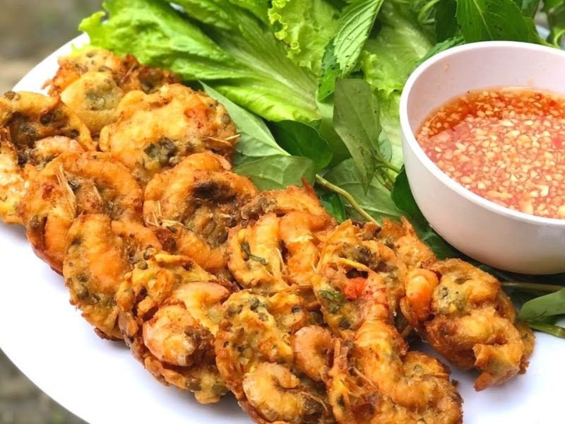 Bánh tôm chiên vàng ươm sau khi chiên