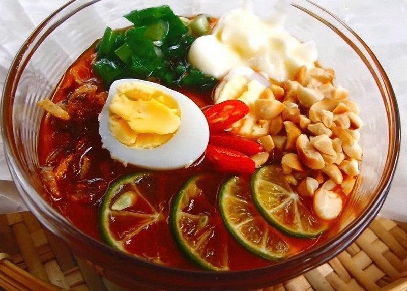 Bánh tráng chấm sốt tắc - món ăn vặt ngon tuyệt