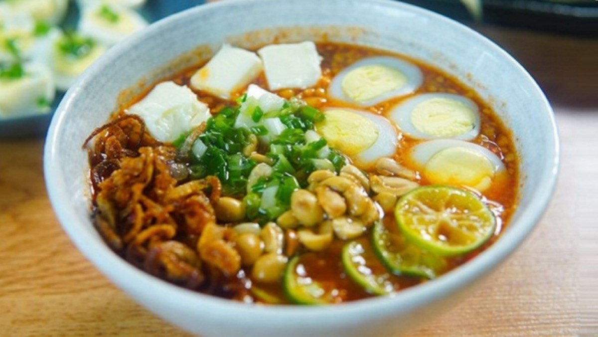 Bánh tráng chấm với các loại nước sốt đa dạng hấp dẫn