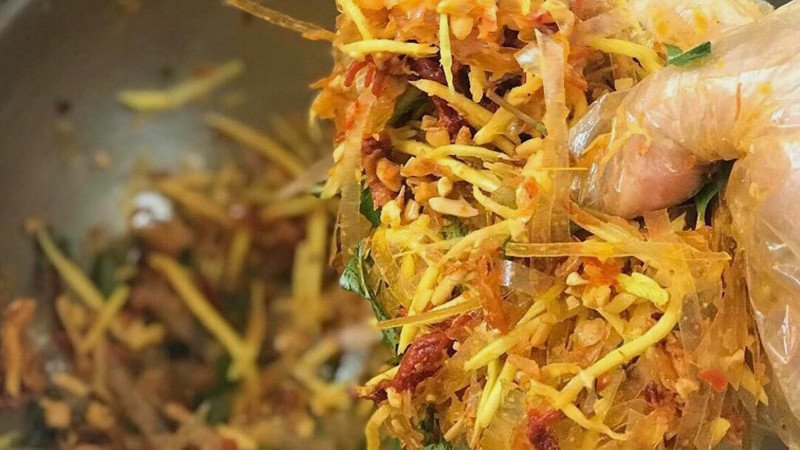 Bánh tráng cuốn sốt me bao nhiêu calo - Thức ăn cay nóng và mụn