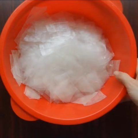 Bánh tráng mỡ hành đã cắt miếng và cho vào thau