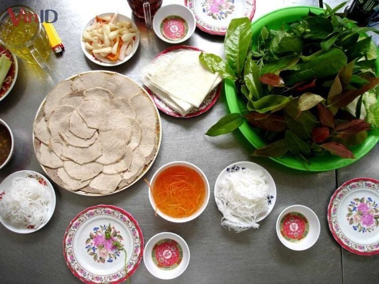 Bánh tráng phơi sương cuốn thịt luộc