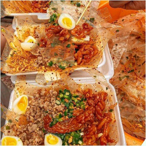 Bánh tráng thêm topping thịt băm cũng cực kỳ hấp dẫn với sốt đặc biệt